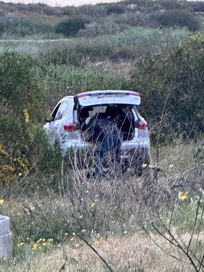 רכב עם מאות אבוקות, עשרות צמיגים; מה שהכינו המפגינים מול בית נתניהו בקיסריה