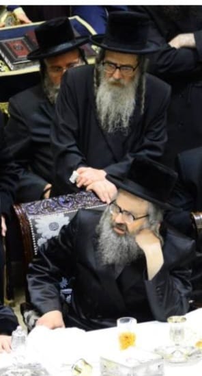 הרה"ח יחיאל האס מאחורי האדמו"ר מויז'ניץ - בית שמש