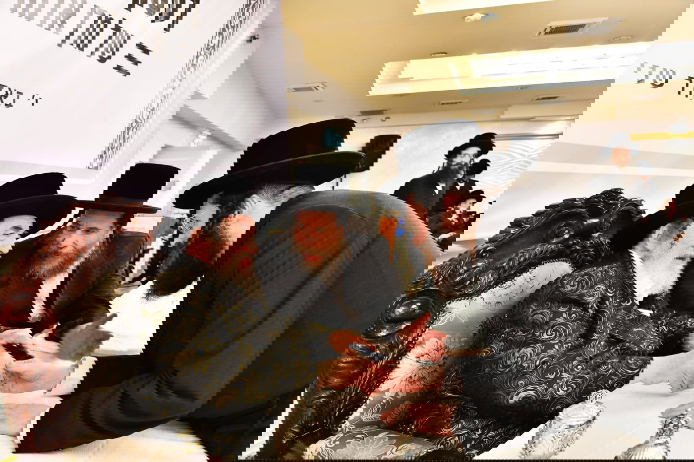 האדמו"ר מויז'ניץ בכינוס בו בישר על נסיעתו הקרובה לליז'ענסק