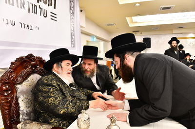 האדמו"ר מויז'ניץ בכינוס בו בישר על נסיעתו הקרובה לליז'ענסק