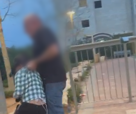 תיעוד מזעזע מביתר: נהג אוחז בילד בכוח וגורר אותו לאוטובוס