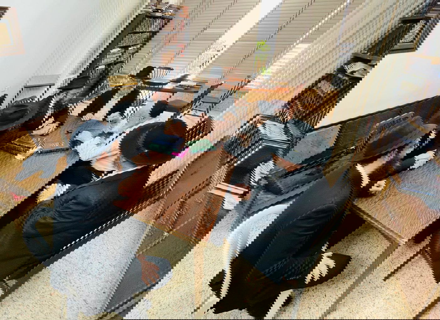 הרבנים החב"דים עלו לביתו של ראש ישיבת פונביז' | תיעוד