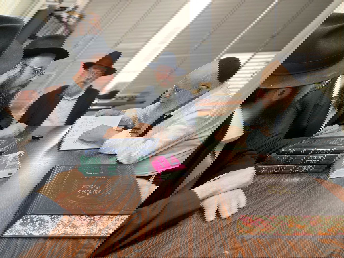 הרבנים החב"דים עלו לביתו של ראש ישיבת פונביז' | תיעוד