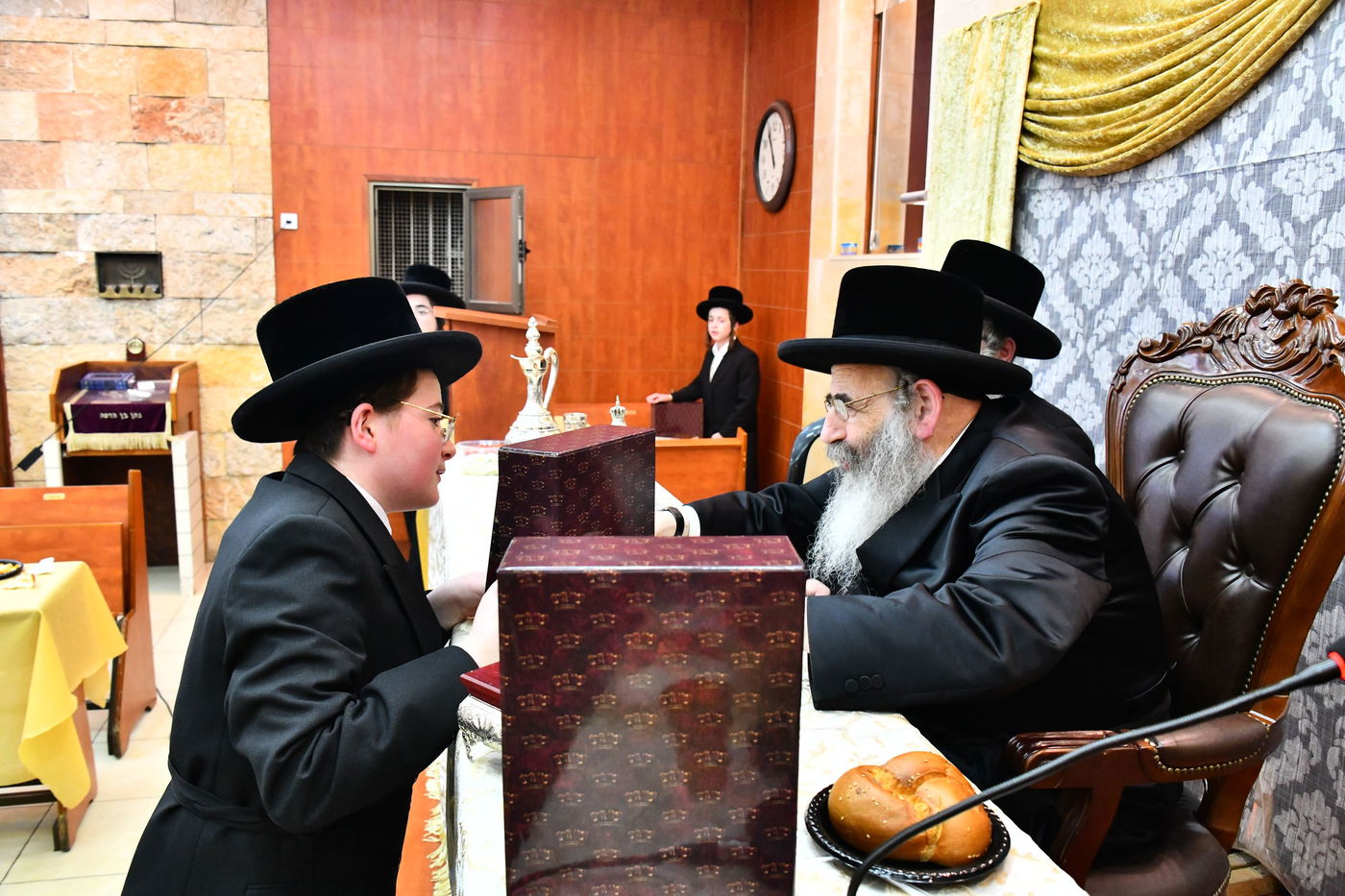 למה חילק האדמו"ר מתנות לבחורי החסידות בצאת הצום?