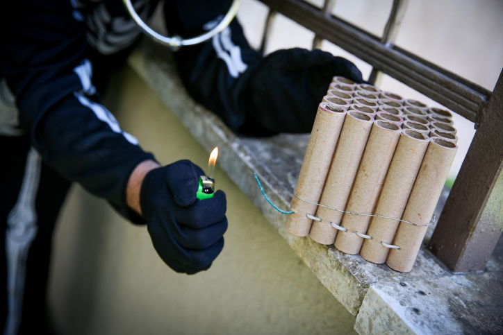 דימוי של אדם מדליק חזיזים ונפצים