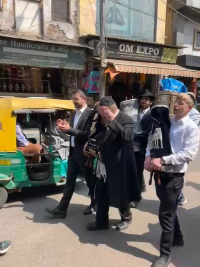 הגרש"ב סורוצקין עם ספר התורה במומביי