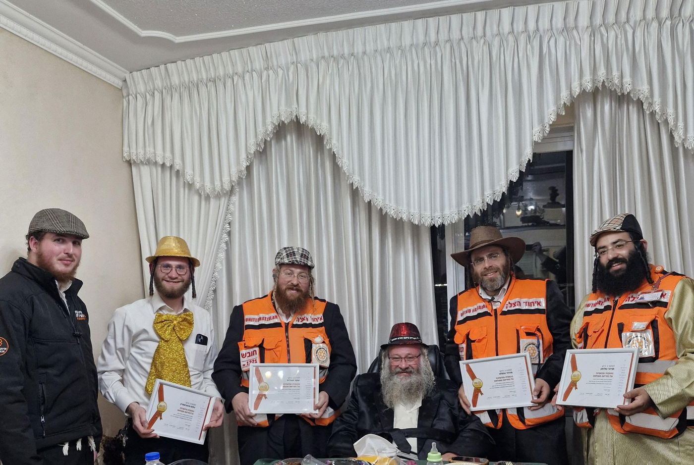 יהודה ויינברג עם המתנדבים