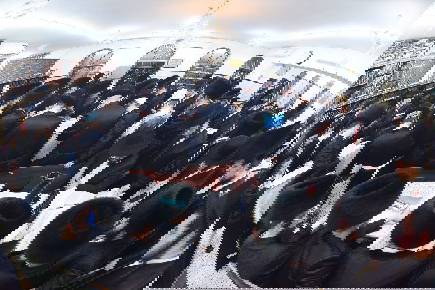 קריאת המגילה בליל פורים בבני ברק