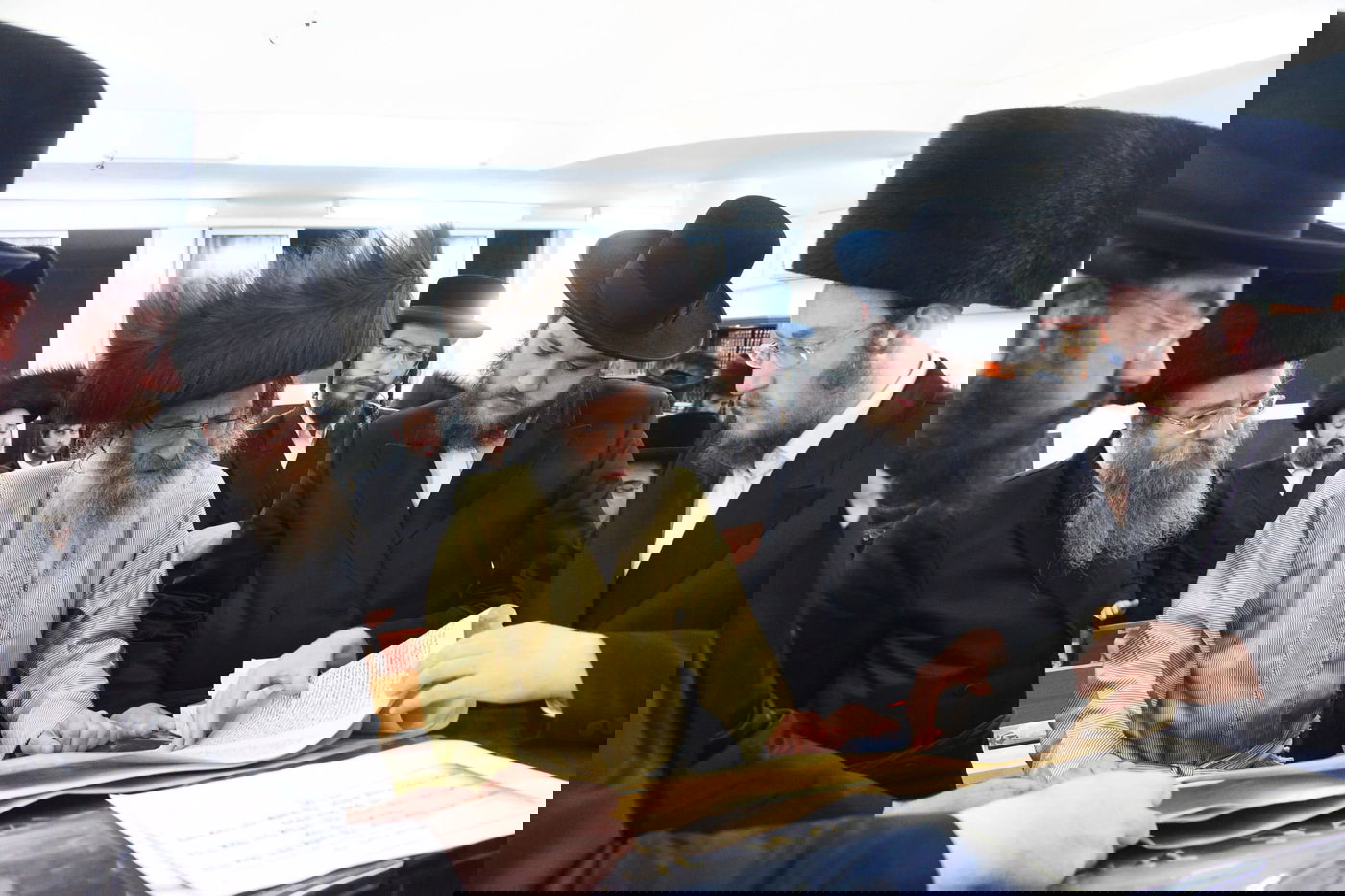 קריאת המגילה בליל פורים בבני ברק