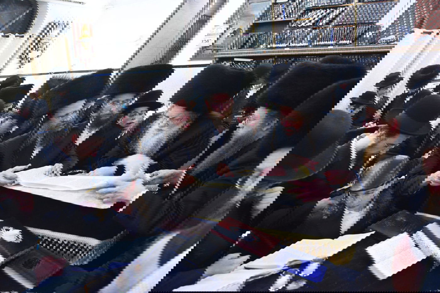 קריאת המגילה בליל פורים בבני ברק