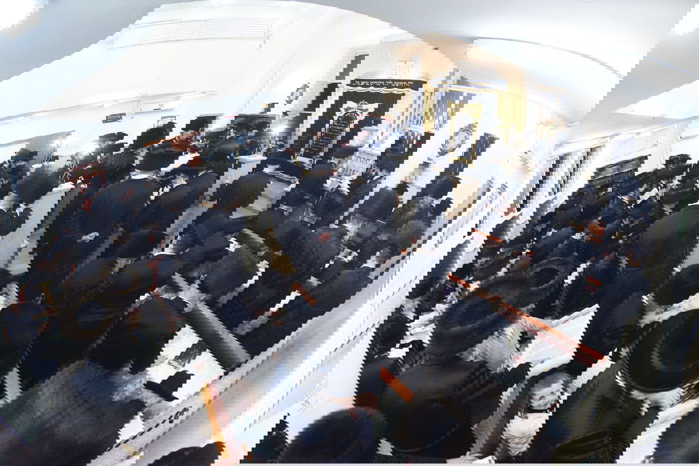 קריאת המגילה בליל פורים בבני ברק