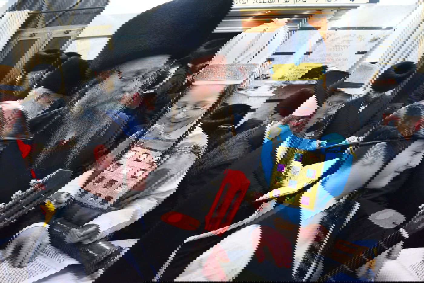 קריאת המגילה בליל פורים בבני ברק