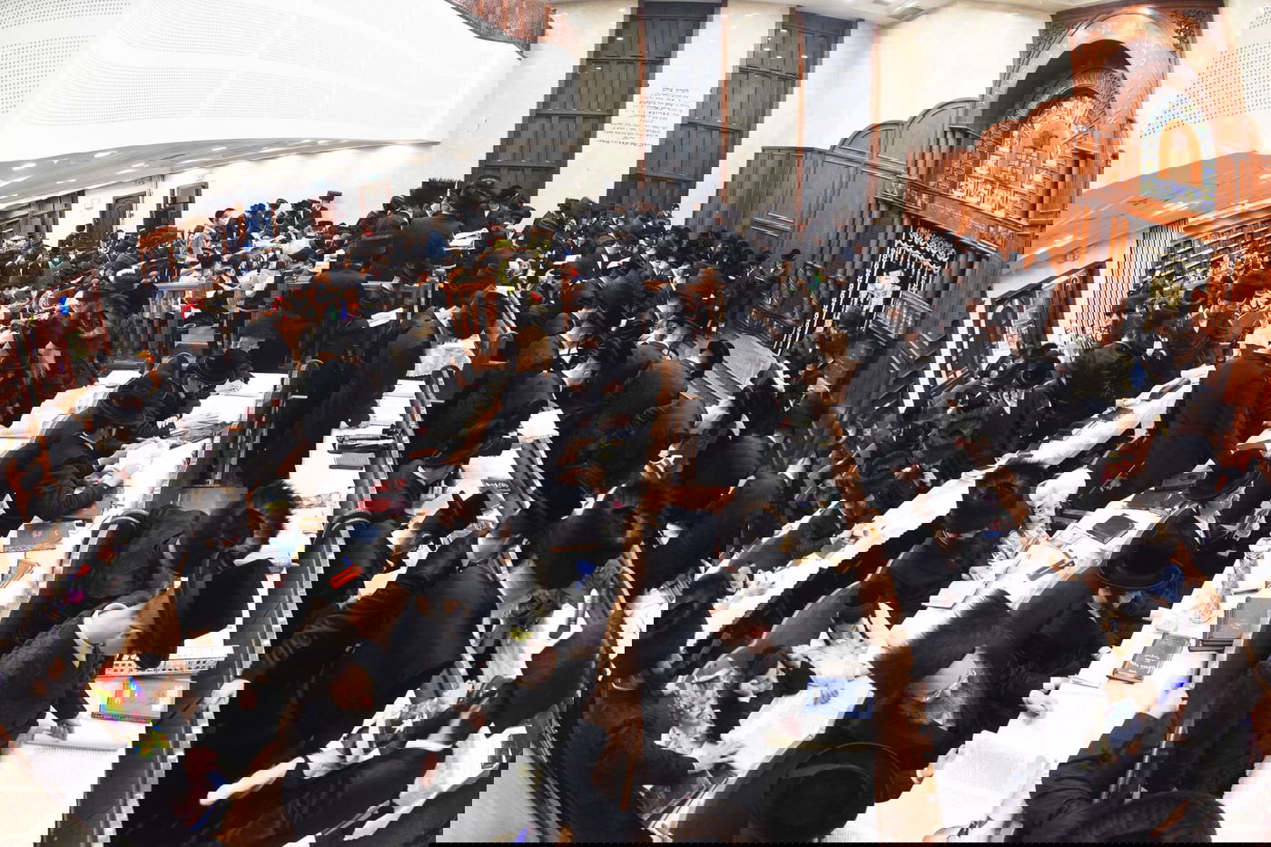 קריאת המגילה בליל פורים בבני ברק