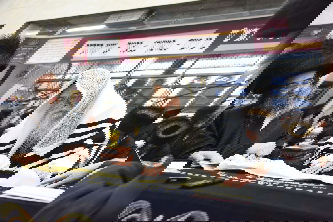 קריאת המגילה בליל פורים בבני ברק