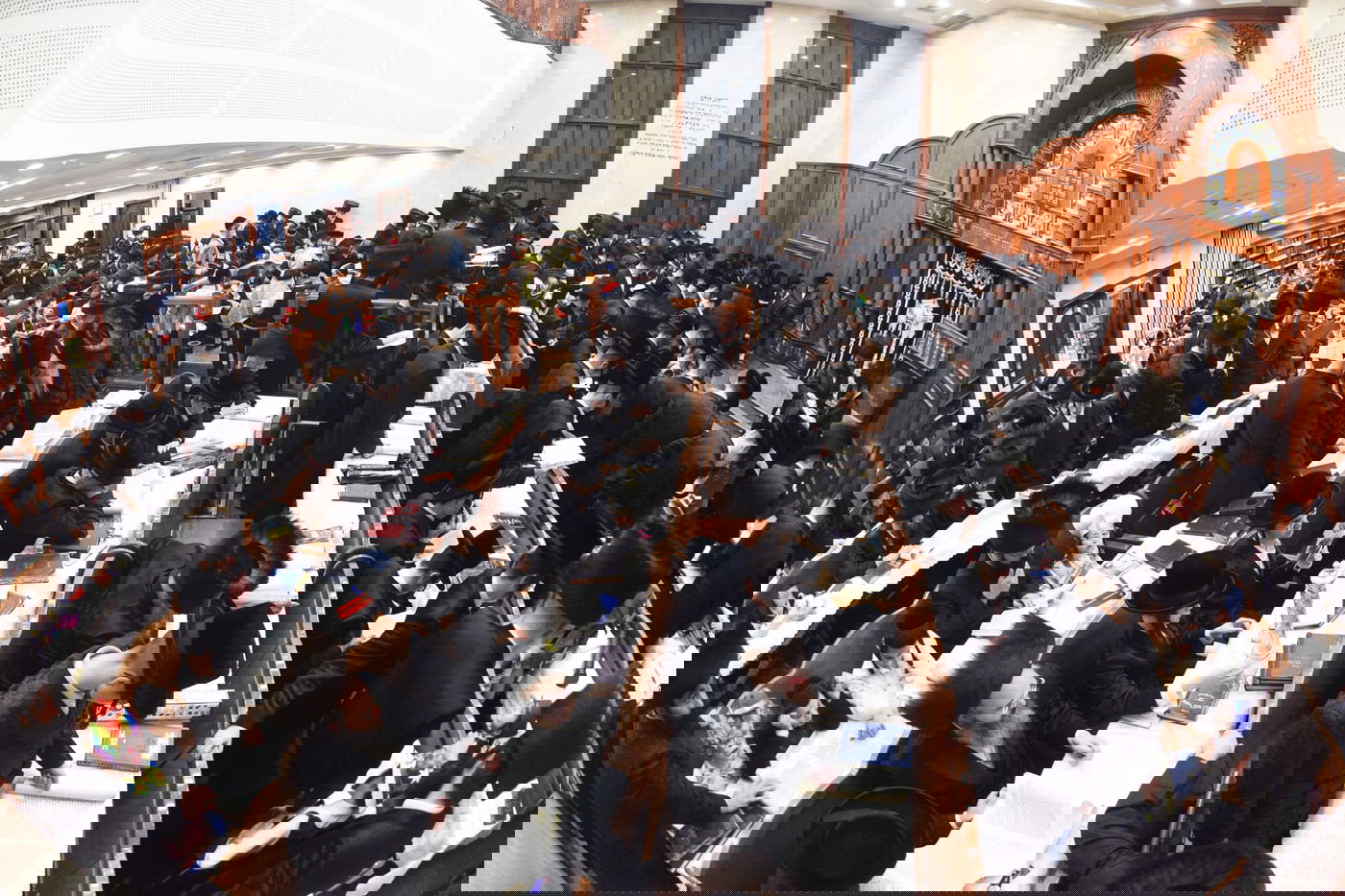 קריאת המגילה בליל פורים בבני ברק