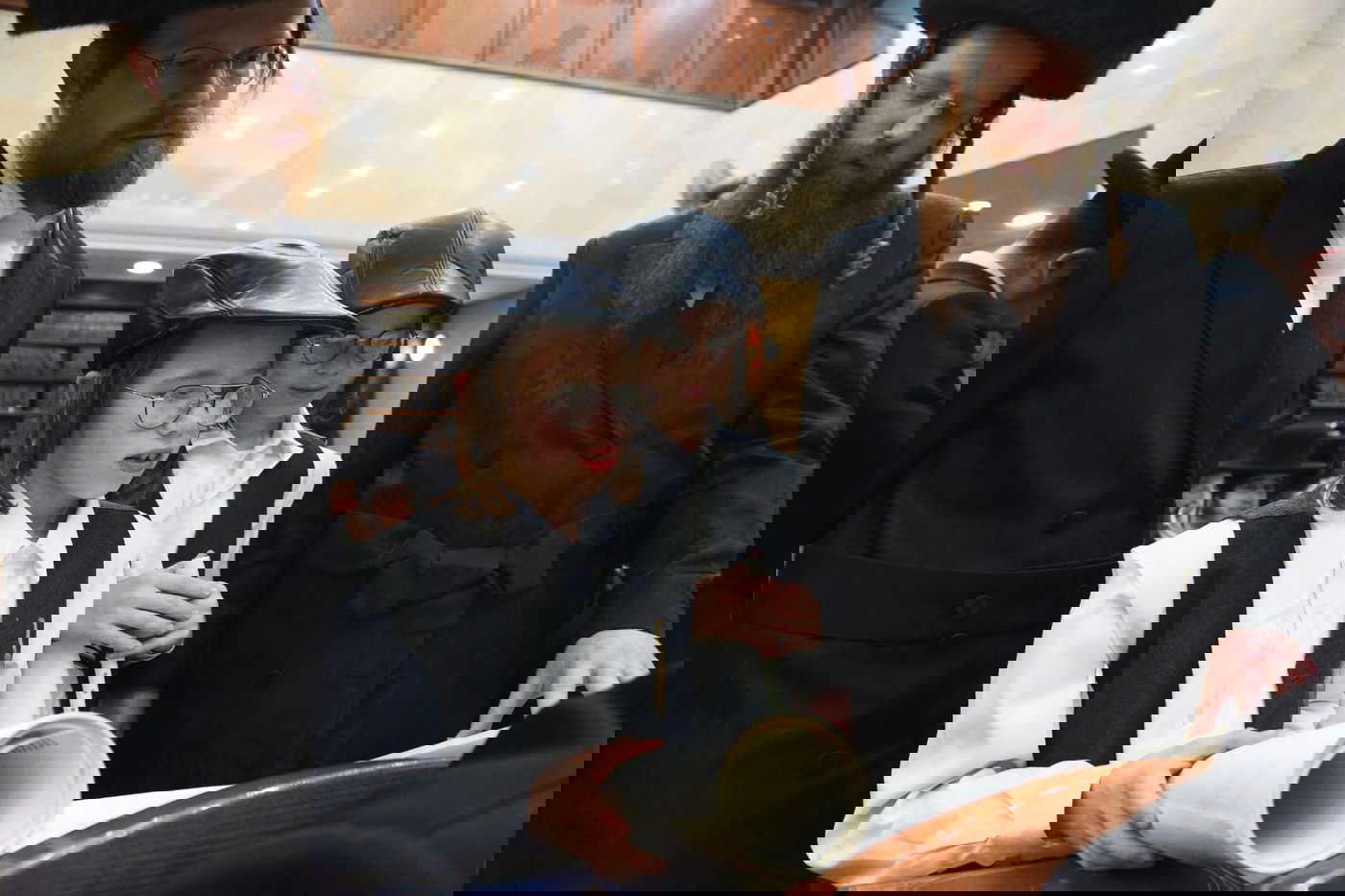 קריאת המגילה בליל פורים בבני ברק