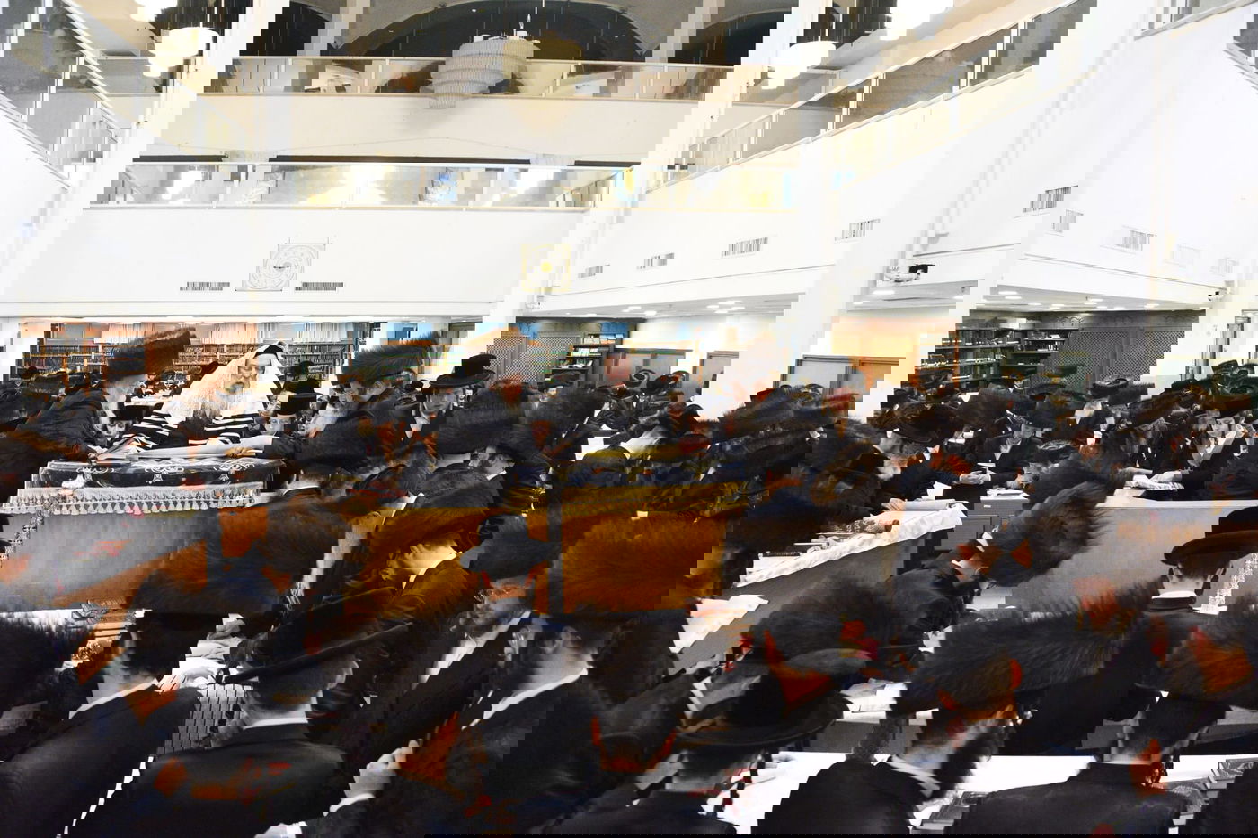 קריאת המגילה בליל פורים בבני ברק