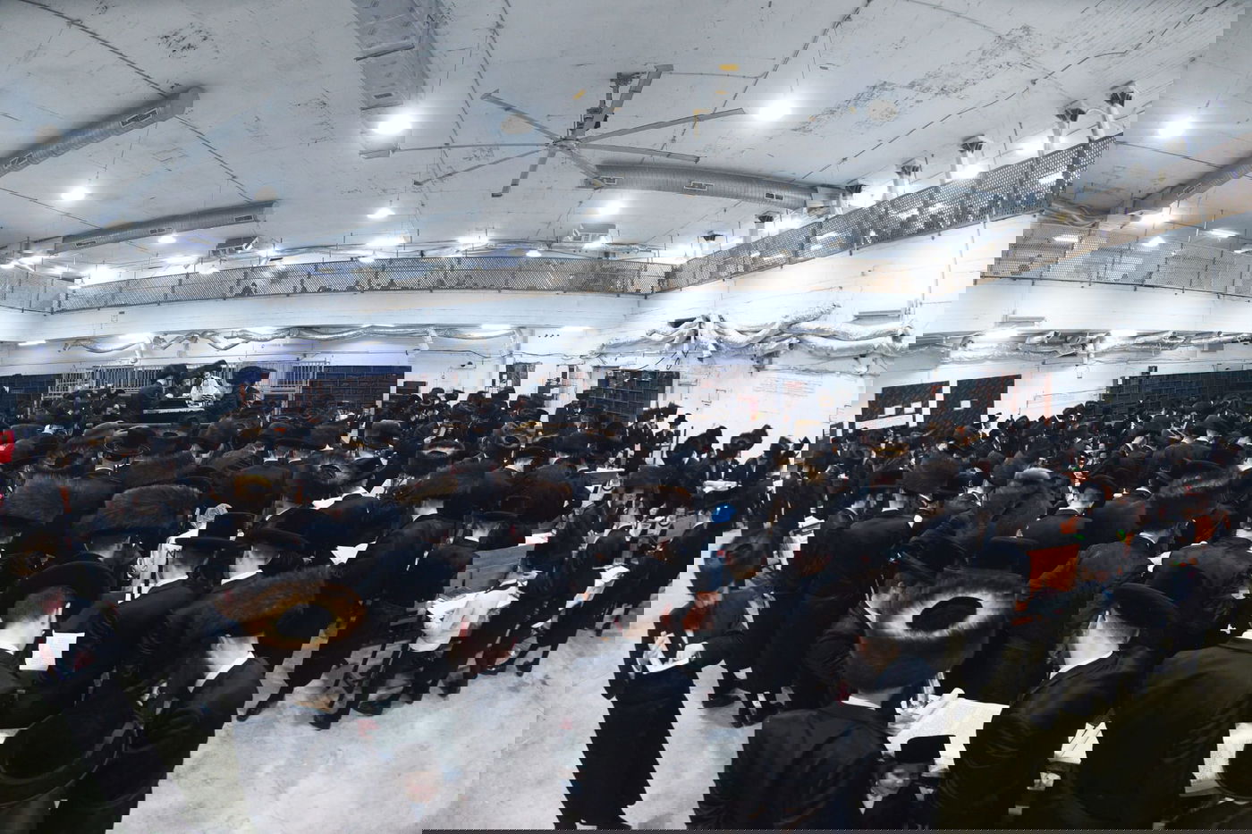 קריאת המגילה בליל פורים בבני ברק