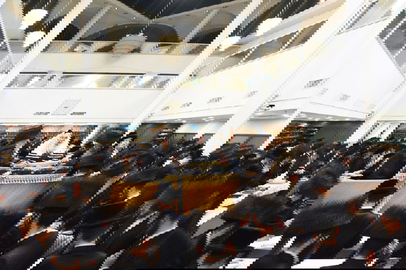 קריאת המגילה בליל פורים בבני ברק