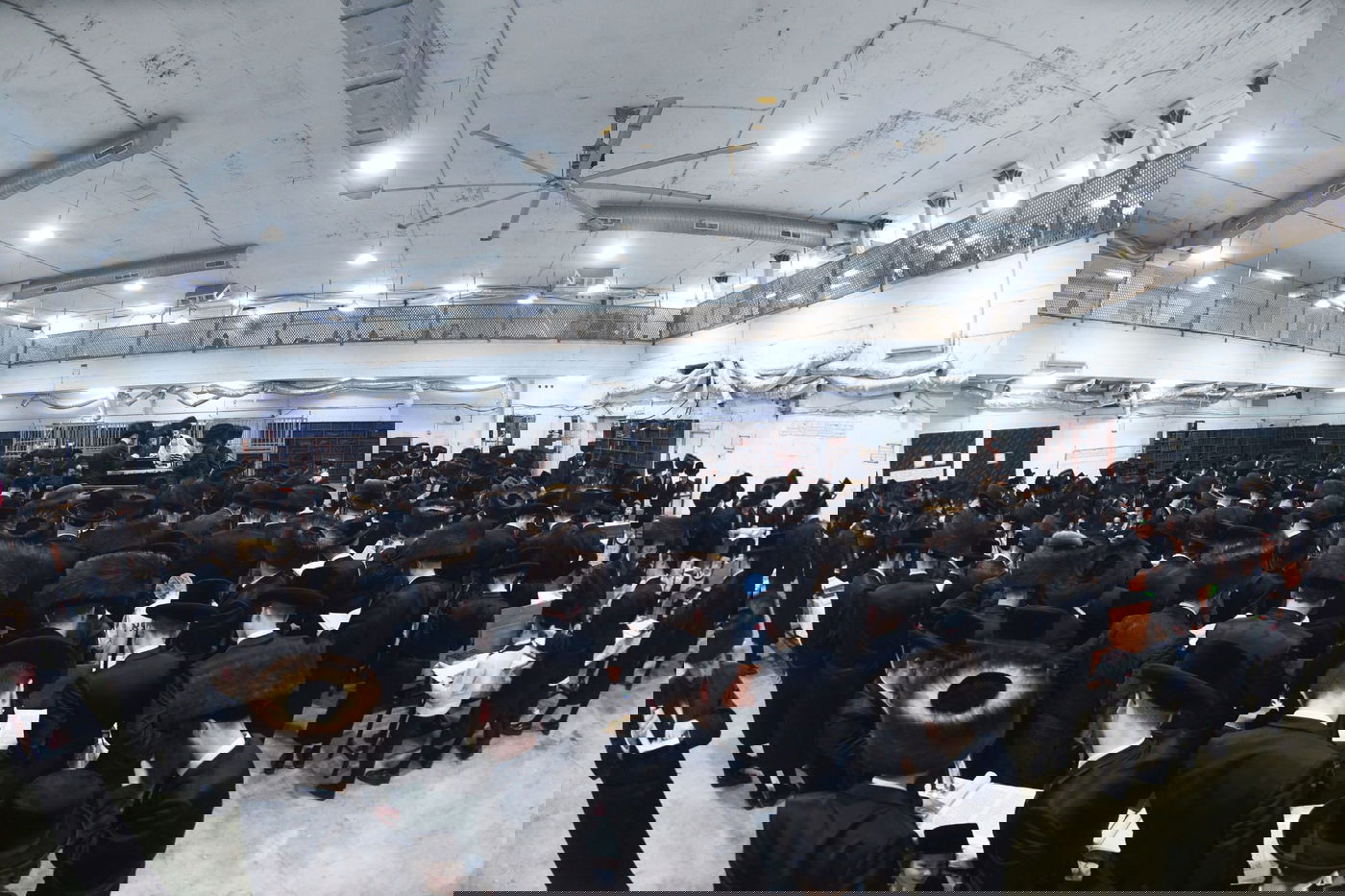 קריאת המגילה בליל פורים בבני ברק