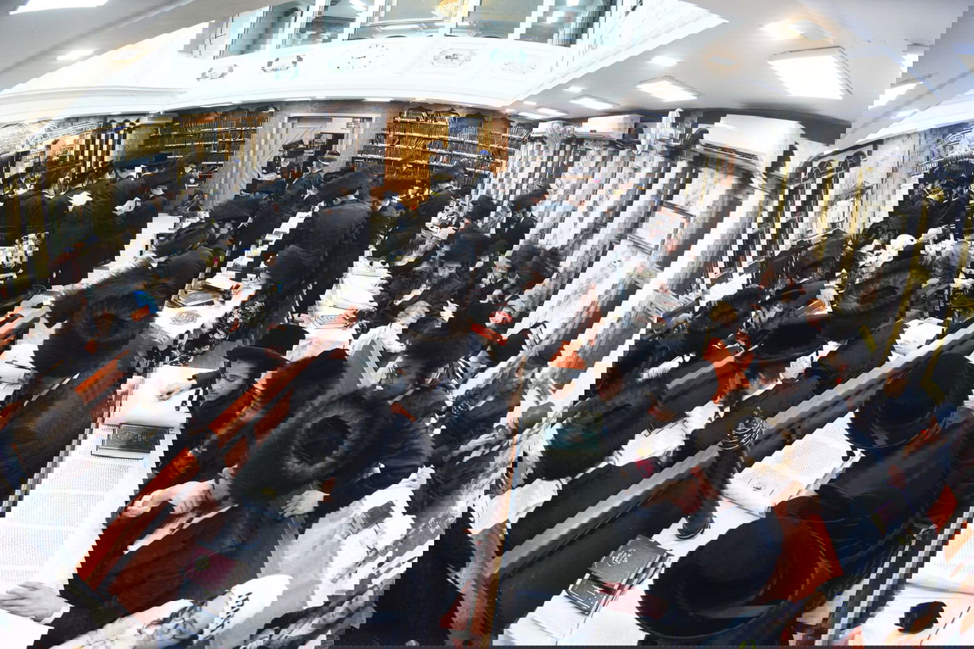 קריאת המגילה בליל פורים בבני ברק