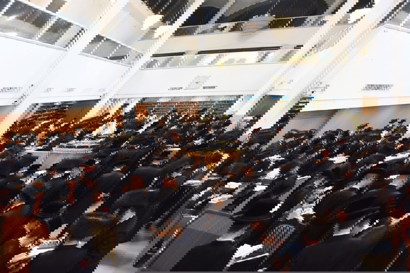 קריאת המגילה בליל פורים בבני ברק