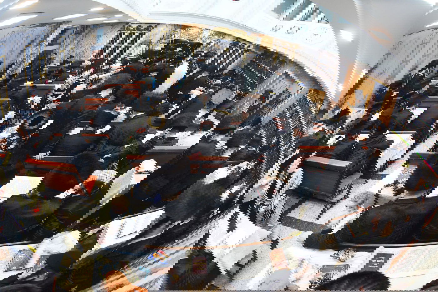 קריאת המגילה בליל פורים בבני ברק