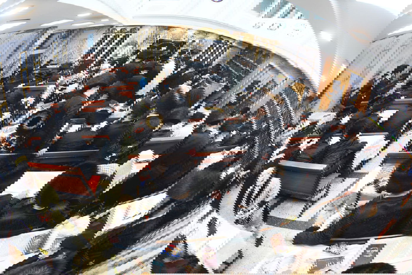 קריאת המגילה בליל פורים בבני ברק