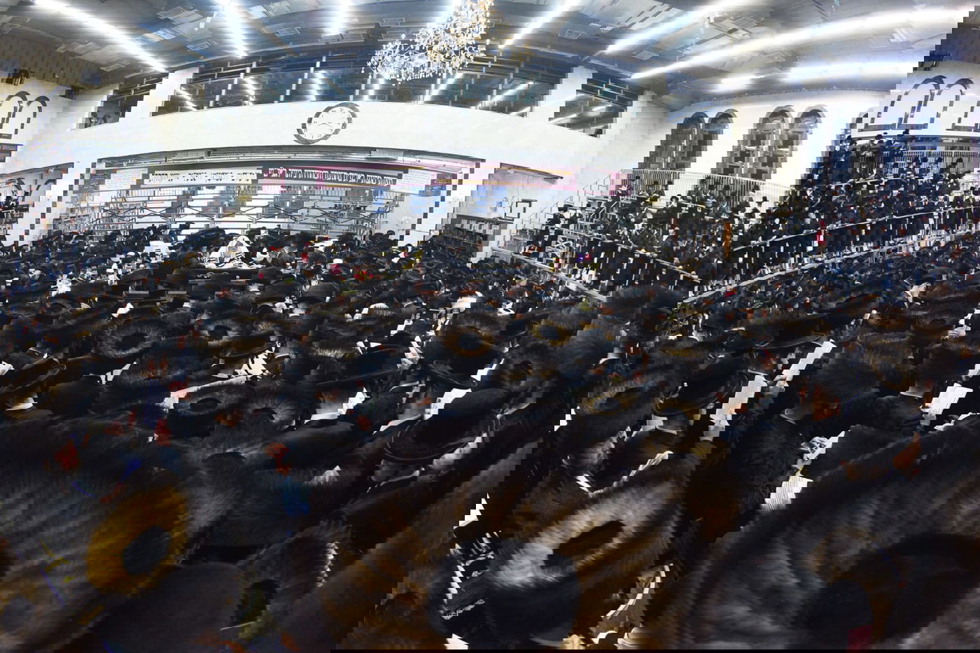 קריאת המגילה בליל פורים בבני ברק