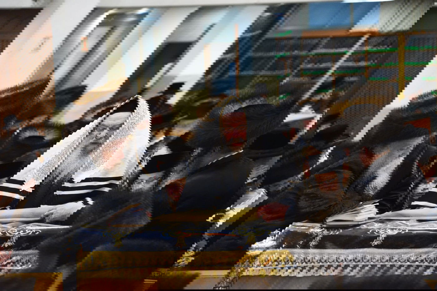 קריאת המגילה בליל פורים בבני ברק