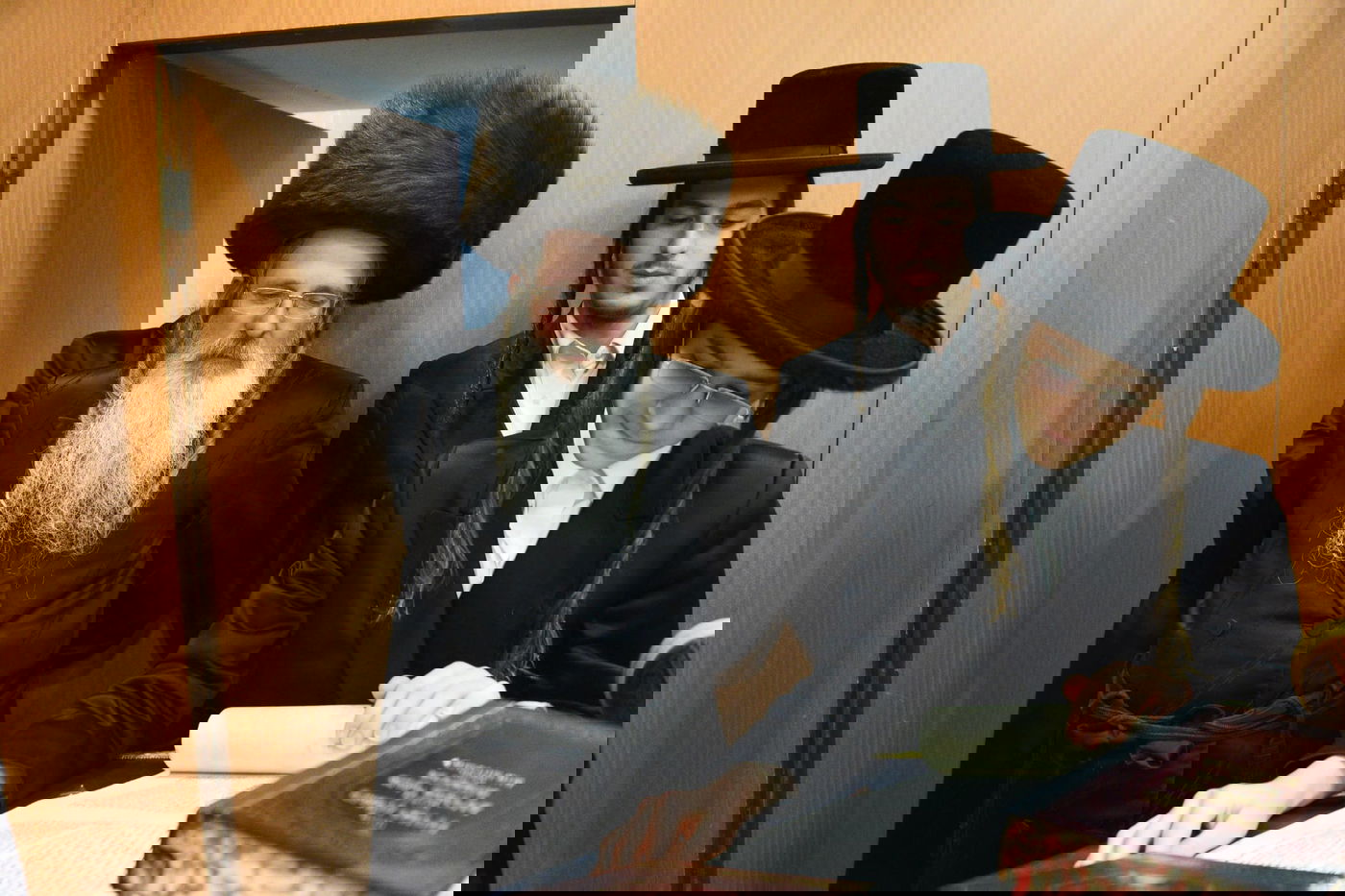 קריאת המגילה בליל פורים בבני ברק