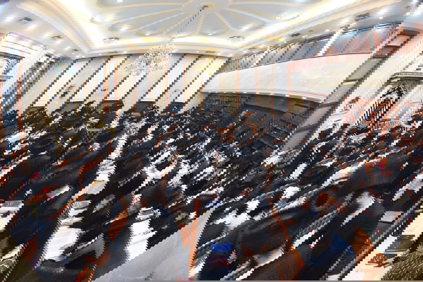 קריאת המגילה בליל פורים בבני ברק