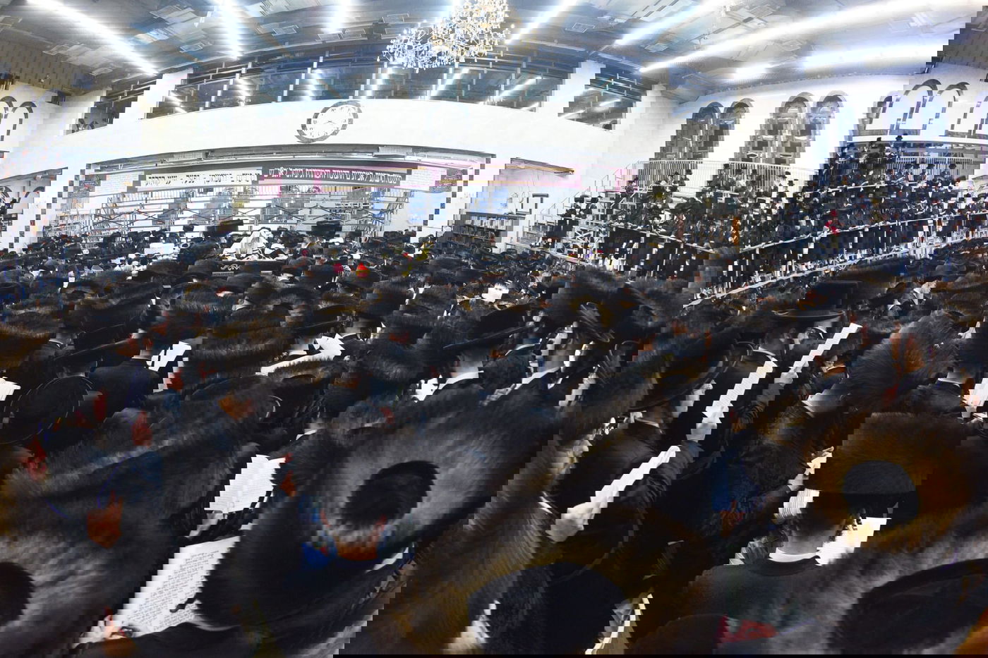 קריאת המגילה בליל פורים בבני ברק