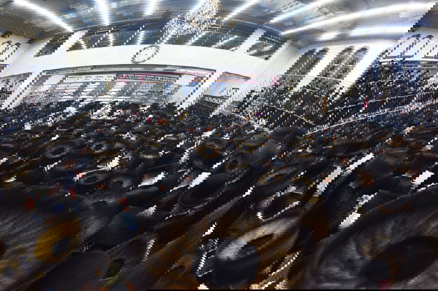 קריאת המגילה בליל פורים בבני ברק