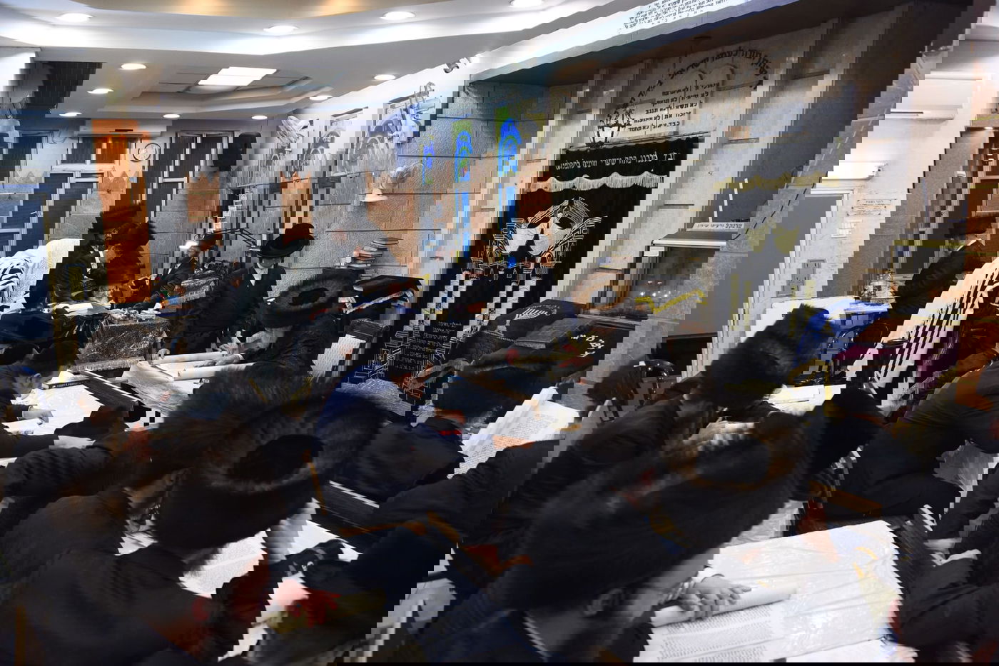 קריאת המגילה בליל פורים בבני ברק