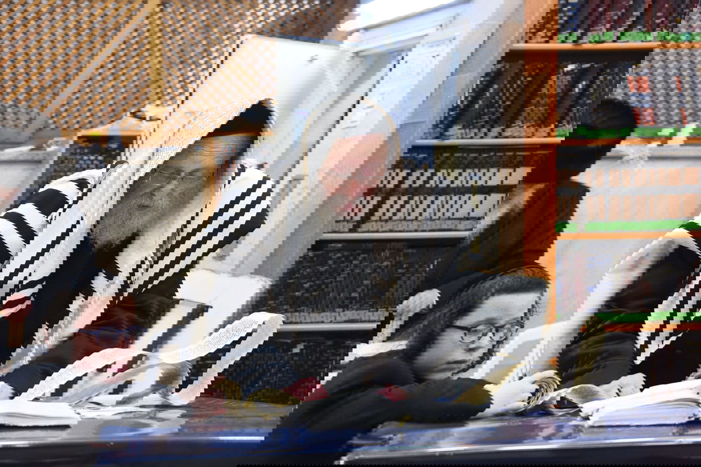 קריאת המגילה בליל פורים בבני ברק