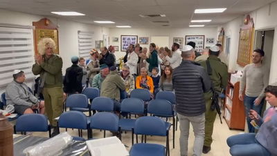 קריאת המגילה בקיבוץ בארי