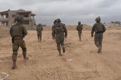 מטענים, רימונים וטילים אותרו בתוך שקיות של אונר"א | צפו