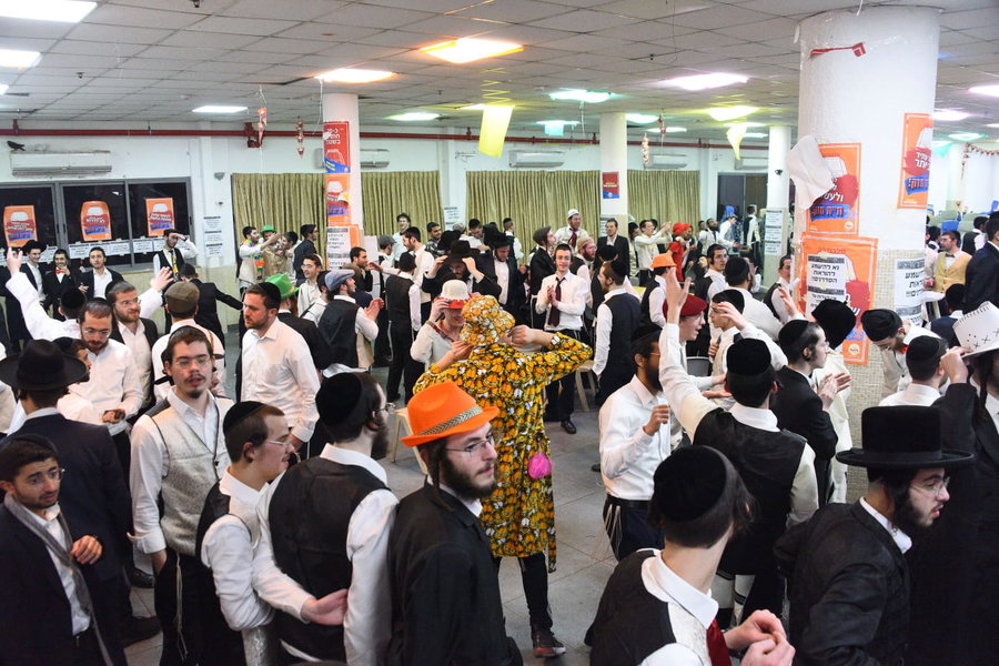 משתה היין ושמחת הפורים בישיבת סלבודקא | תמונות | כיכר השבת