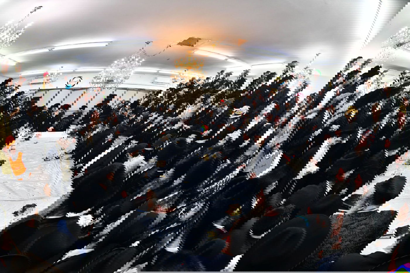 טיש פורים בחצר הקודש מודז'יץ