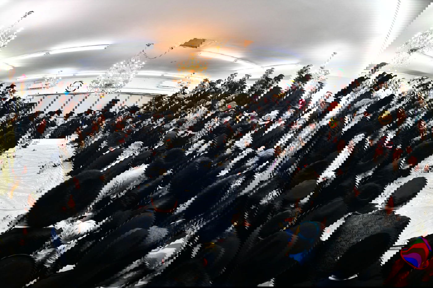 טיש פורים בחצר הקודש מודז'יץ