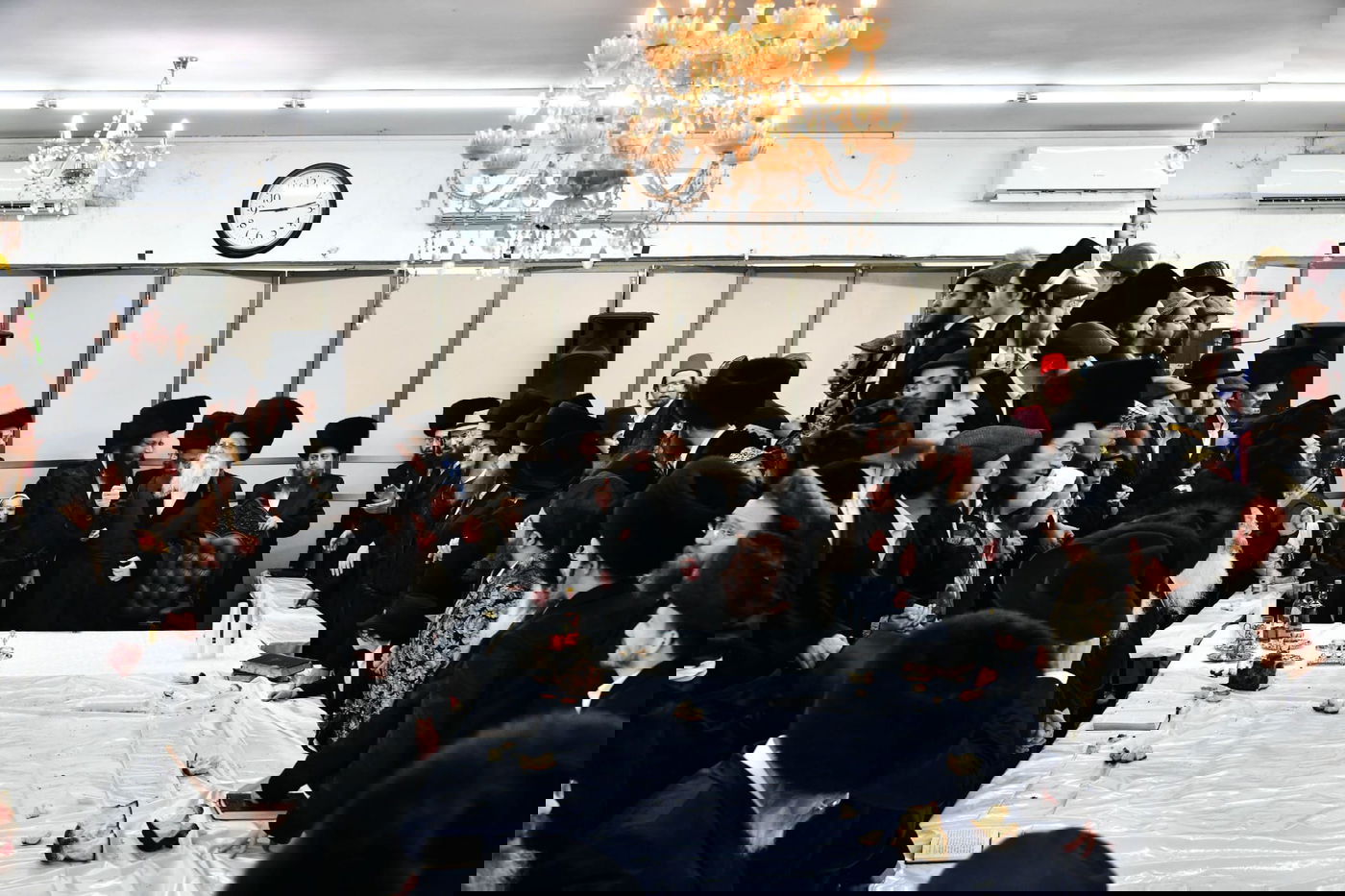 טיש פורים בחצר הקודש מודז'יץ