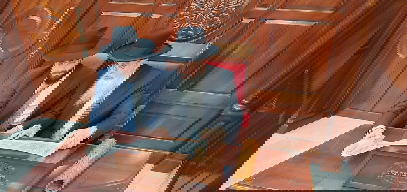 הגאון רבי שבתי לוי בקריאת מגילה