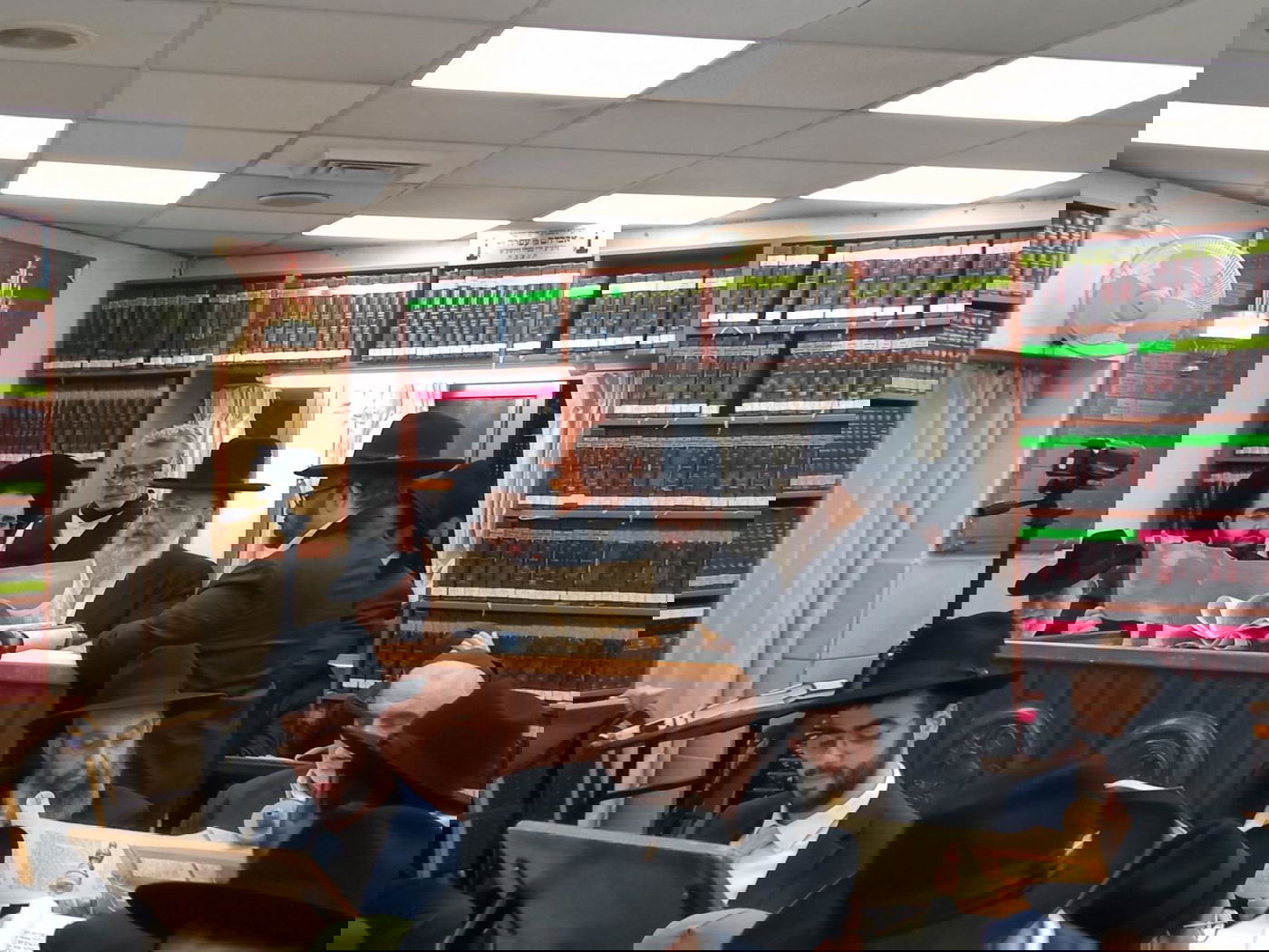 הגאון רבי יעקב זר בקריאת מגילה