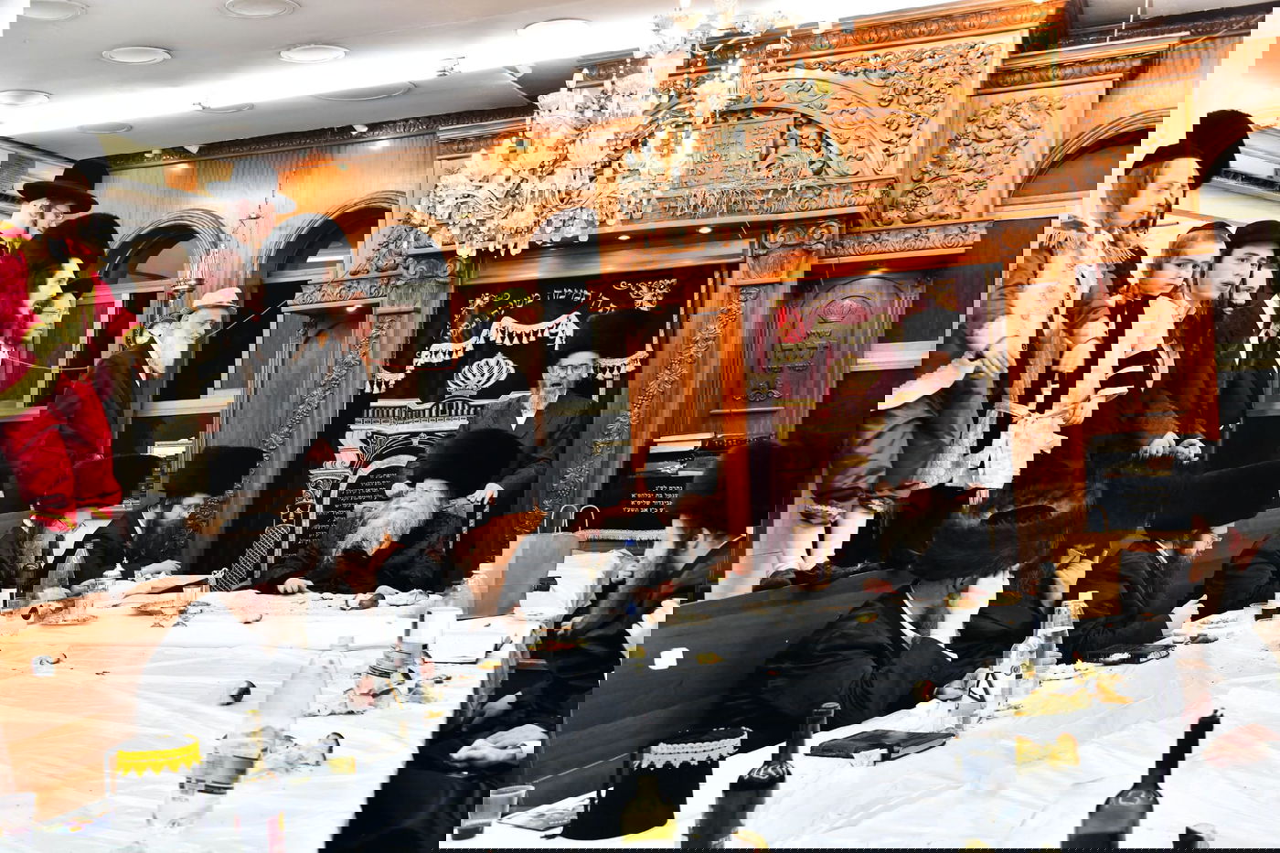 טיש פורים בחצר בקודש קוזמיר