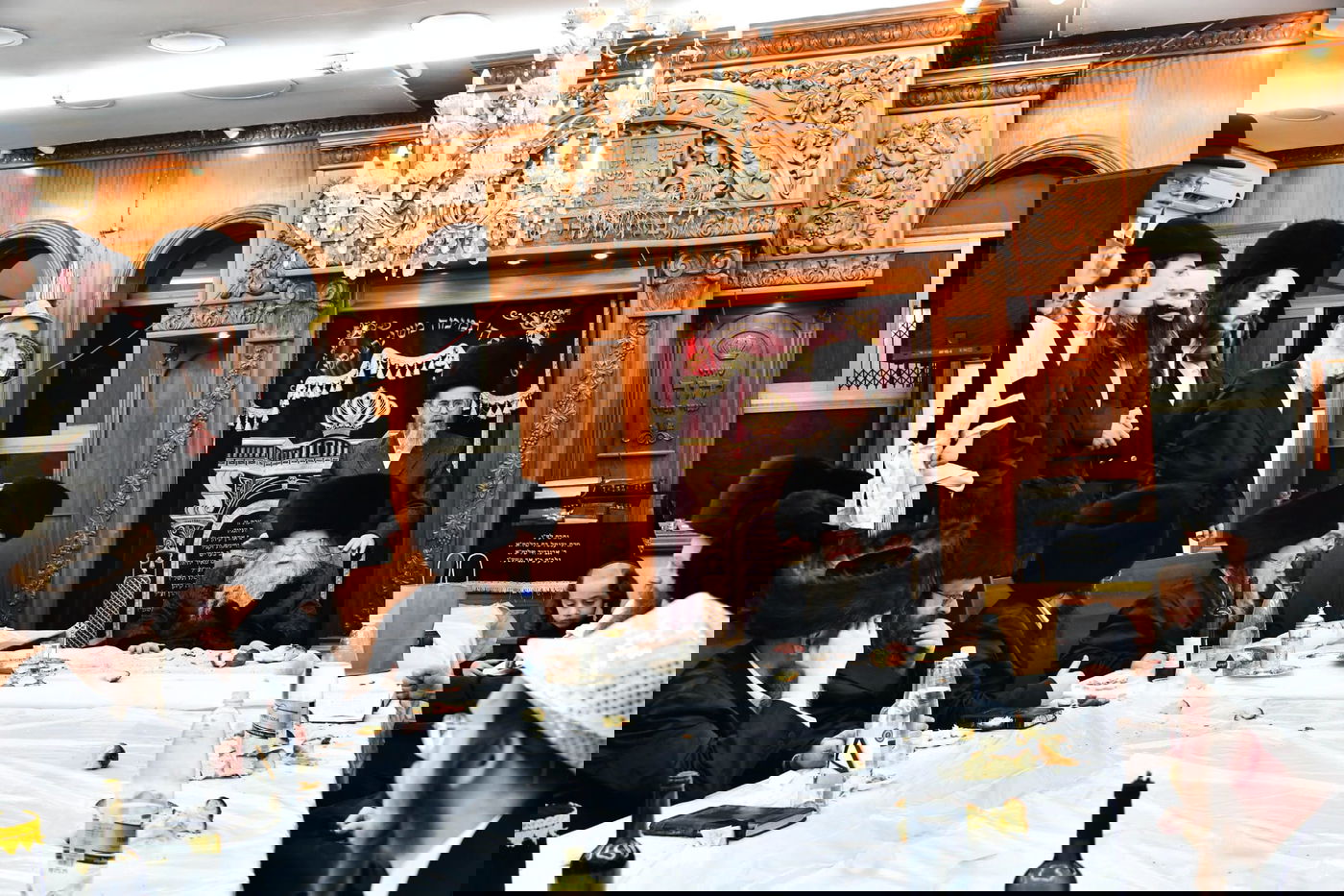 טיש פורים בחצר בקודש קוזמיר