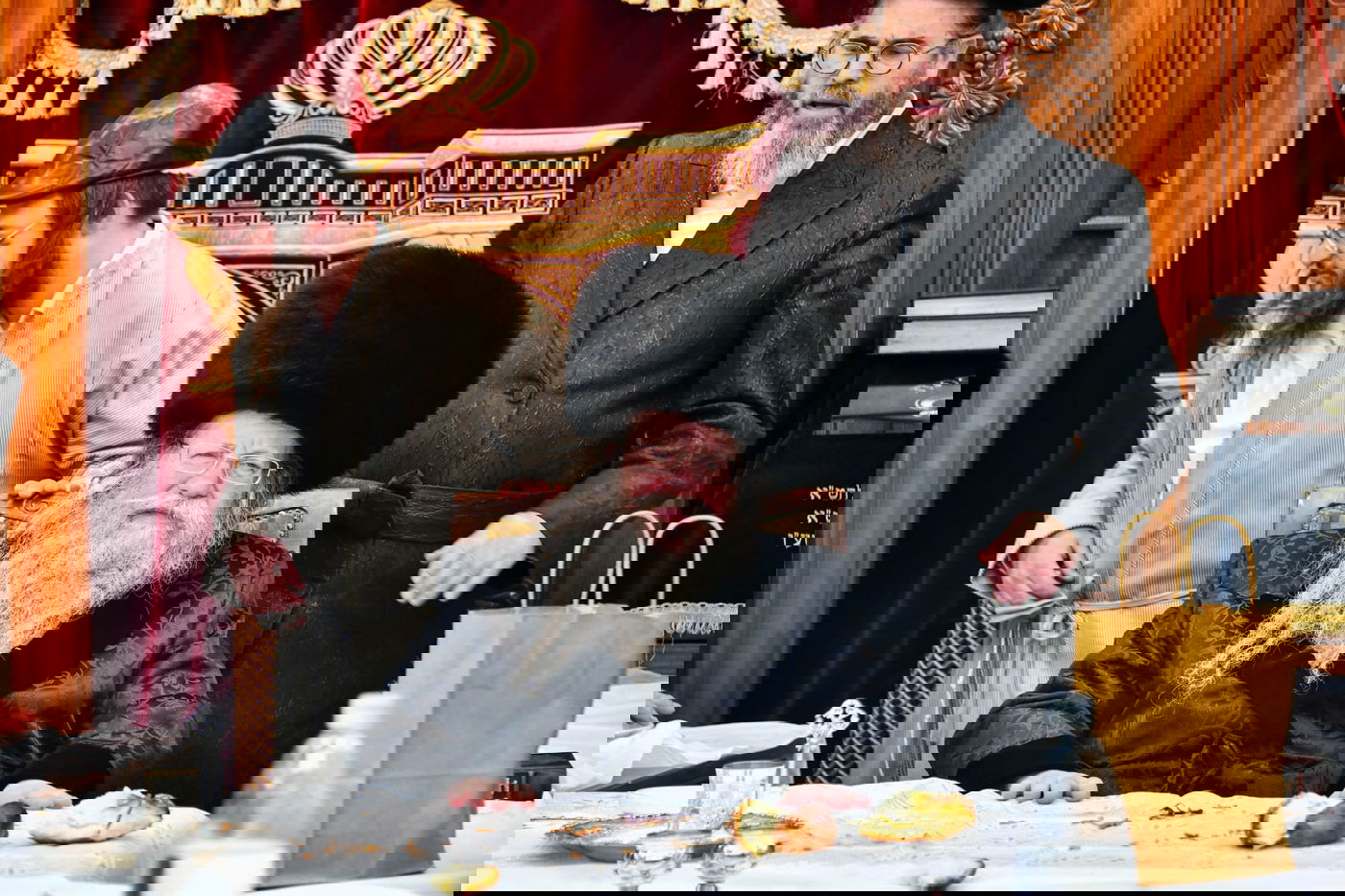 טיש פורים בחצר בקודש קוזמיר