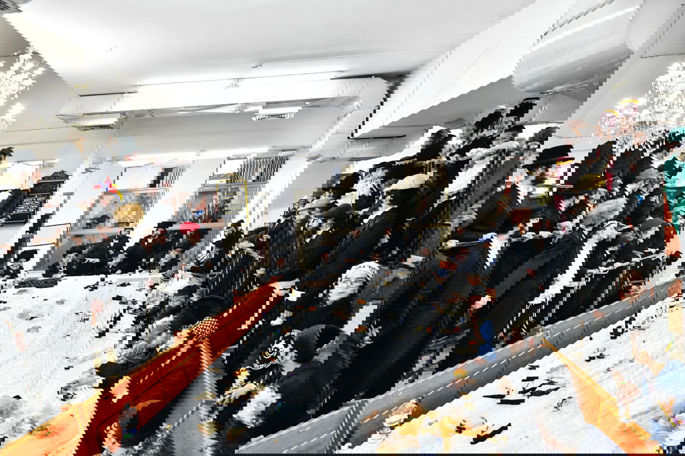 טיש פורים בחצר הקודש חוג חתם סופר