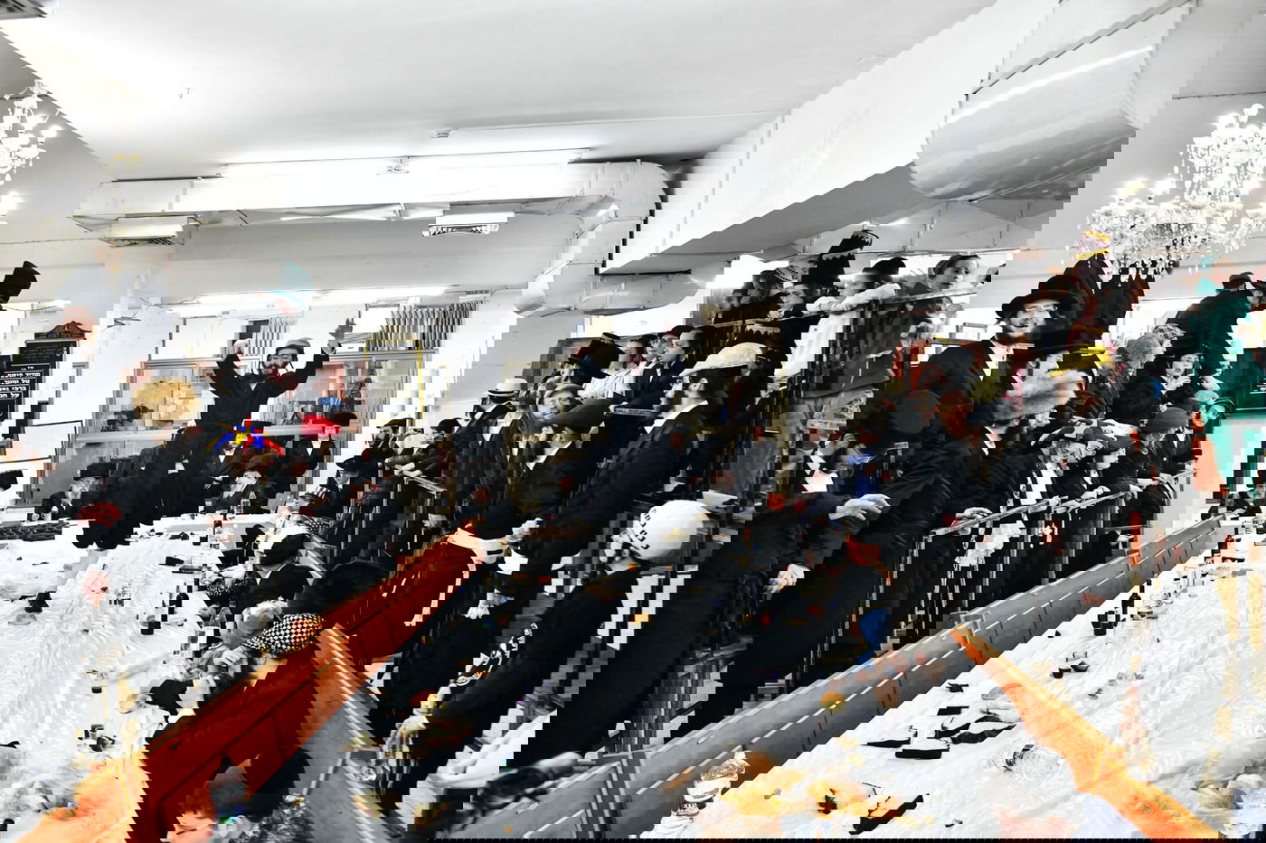 טיש פורים בחצר הקודש חוג חתם סופר