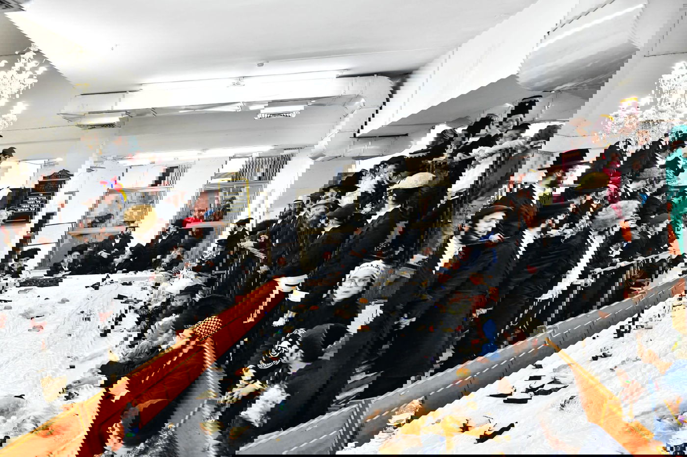 טיש פורים בחצר הקודש חוג חתם סופר